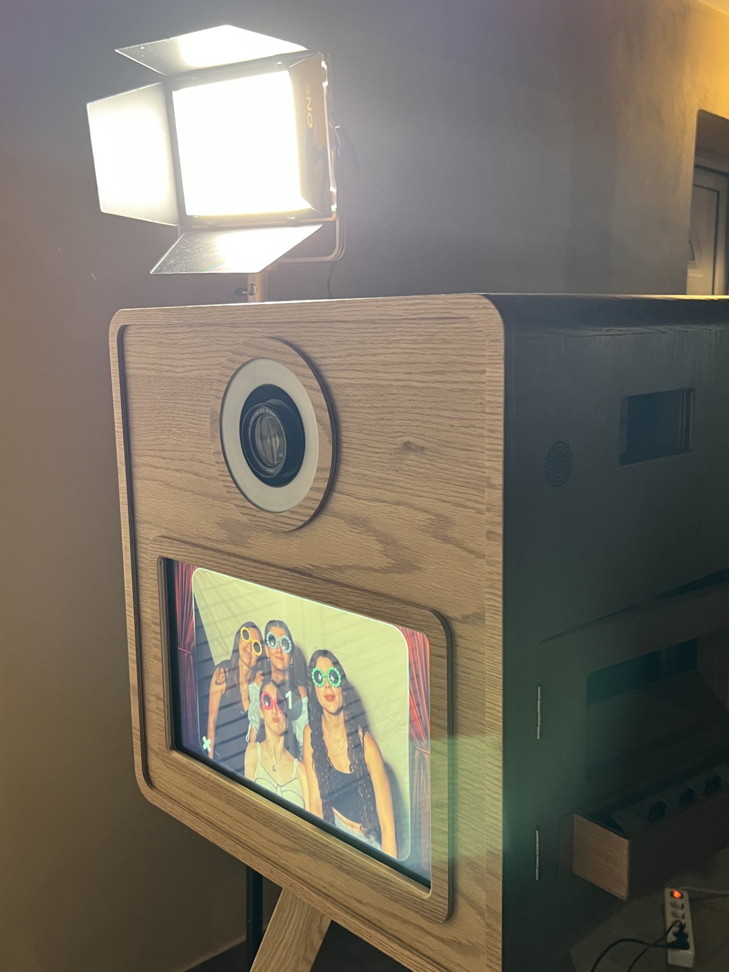 Το ξύλινο photobooth της ΠΟΖΑ από κοντά